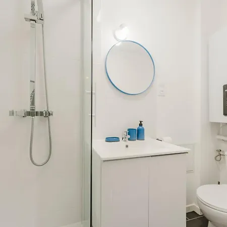 Apartamento 1-bedroom Flat In The Heart Of *